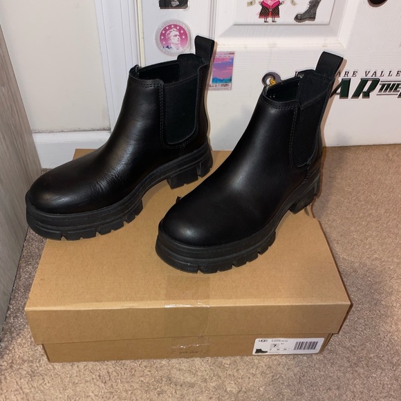 UGG Shoes - UGG Ashton Chelsea Boot